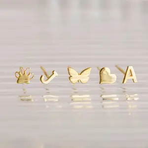 Stock disponible minimalista personalizado letra pendiente tachuelas 18K chapado en oro 316l Acero inoxidable pata amor mariposa pendientes joyería