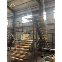 Escalier en L sur mesure en acier et bois, poutre en acier au carbone à tube carré, marches en chêne, garde-corps en verre pour escaliers intérieurs