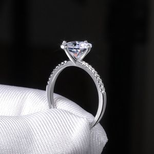 Anello Classico in Ottone a Quattro Punte con Diamante Coltivato in Laboratorio per Donne, Stile Minimalista per Matrimonio e Fidanzamento, Accessorio per Mano - Product Image 3