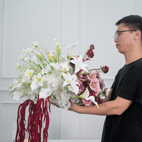 Bouquet de fleurs exquis rouge et blanc, combinaison de lys artificiels et de roses, centre de table pour la Saint-Valentin, décoration de fête