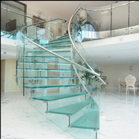Marches d'escalier intérieures en bois personnalisées avec système de garde-corps en métal en verre