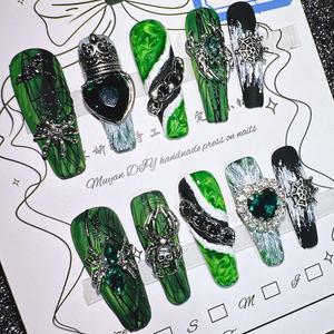 Vente en gros de faux ongles en ABS faits à <span class=keywords><strong>la</strong></span> main motifs d'araignée et de soie d'amande foncée pour salon d'art des ongles pour application au doigt - Product Image 1