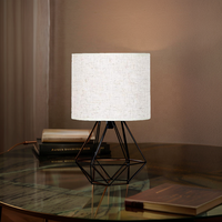 Lampe de table moderne et simple beige E27 avec abat-jour en tissu, économie d'énergie, base en fer, alimentation CA, pour la maison et l'hôtel