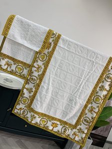 Juego de Toallas de Lujo con Estampado Dorado Barroco - Juego de 3 Toallas de Baño de Algodón, Toalla Facial y Toalla de Manos con Patrón Versátil, Térmicas y Transpirables - Product Image 1