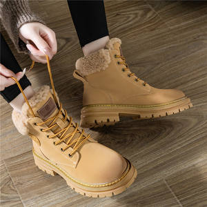 Botas de Lujo para Mujer con Forro de Borrego, Diseño de Tacón Amarillo Intenso para la Moda de Invierno y la Exploración Urbana - Product Image 4