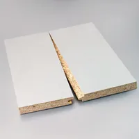 Panneau de bois OSB (Oriented Strand Board) mélaminé vert Pin, à faible teneur en COV, pour cadre d'armoire et décoration de cloisons intérieures