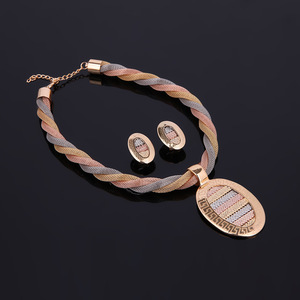 Nouvel ensemble de <span class=keywords><strong>bijoux</strong></span> quatre pièces en alliage de diamant européen et américain : collier, boucles d'oreilles, bracelet – Idéal pour mariages et banquets – Vente directe usine - Product Image 4