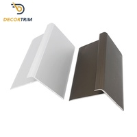 Profilé d'escalier antidérapant certifié DECORTRIM en aluminium avec bord dentelé pour la conformité aux normes de sécurité des bâtiments commerciaux