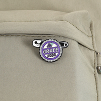 Épinglette en émail personnalisée en forme de bouteille de soda aux raisins, badge métallique rétro violet, mignon, en forme de bouchon de bouteille de soda, bijou cadeau pour amis