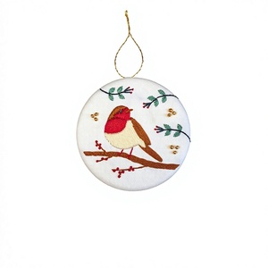 Décoration de Noël ronde de 15 cm, faite à la main, en coton brodé, colorée, durable et écologique, à suspendre à l'arbre - Product Image 1