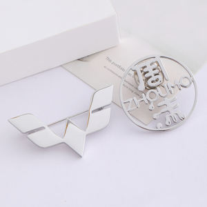 Pinos personalizados Logotipo De Metal Placas para Bolsa Marca De Corte A Laser Tag De Metal Etiqueta De Broche De Ouro Nome Do Emblema Etiqueta De Personalização - Product Image 3