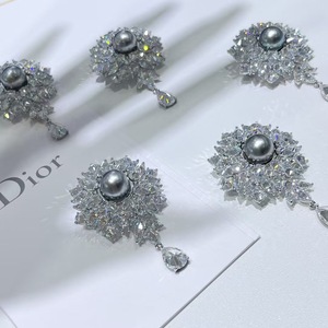 Broche de Perla Natural de Tahití con Forma de Flor, Elegancia Femenina y Noble - Product Image 2