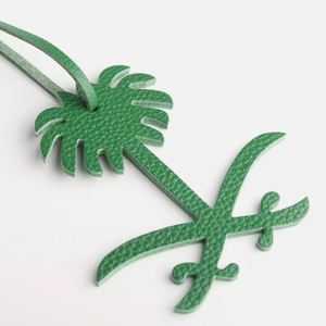 Colgante de mapa de Arabia Saudita, espada árabe y palmera, amuleto para bolso, accesorio de llavero de PU - Product Image 3