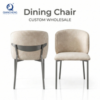 Chaise de salle à manger rembourrée Boucle avec dossier ajouré, pieds en acier mat, chaise d'appoint moderne pour la maison, restaurant, vente en gros, usine