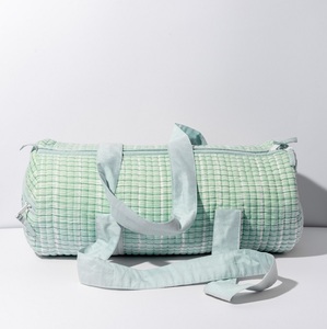 Sac de voyage matelassé en coton imprimé à la main, style week-end, pliable, léger, de luxe, pour la gym et l'extérieur - Grande Vente - Product Image 4