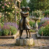 Statue de bronze antique représentant deux femmes s'embrassant, sculpture en bronze grandeur nature