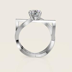 Impresionante anillo de boda Queen que muestra una belleza majestuosa y acentos brillantes diseñados para recuerdos duraderos - Product Image 6