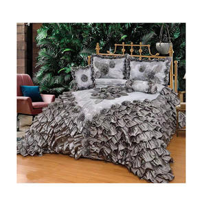 طقم أغطية سرير فاخر بتصميم بوهيمي مع زهور ثلاثية الأبعاد باللون الرمادي الملكي والأحمر والأبيض، مناسب لجميع المواسم وصديق للبيئة وقابل للعكس - Product Image 1