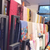 Présentoir métallique moderne personnalisé pour foulard en soie, tapis de sol, rideau, châle, nappe, tissu textile pour magasin de détail