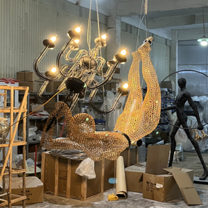 Decorazioni soffitto lampada a sospensione <span class=keywords><strong>oro</strong></span> acrobata luci a sospensione a rete modello stretta lampadario <span class=keywords><strong>donna</strong></span> ornamento statua luci - Product Image 2