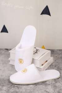 Zapatillas de hotel desechables de algodón blanco personalizadas, gofres de Punta cerrada para interiores con logotipo bordado para hoteles - Product Image 2