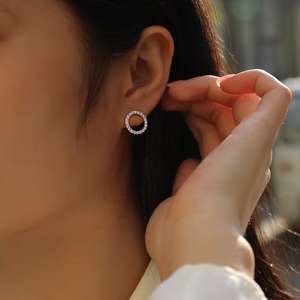 Pendientes de Moissanita Rectos y Elegantes, Plata 925, Corte Circular Antialérgico para Mujer - Product Image 1