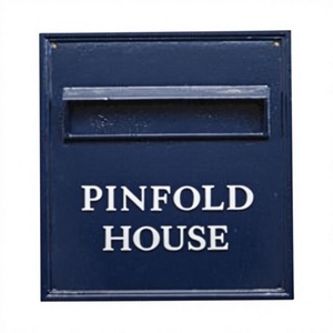 ตู้รับจดหมายติดผนัง Pinfold House สีน้ำเงินกรมท่า เคลือบผงโลหะ เปิดด้านหน้า ไม่ต้องใช้กุญแจ - Product Image 1