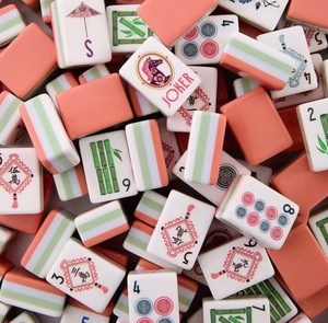 Jeu de Mahjong Américain Personnalisé Pliable et Portable en Acrylique Rose Rouge à 4 Couches, 160 Cartes, Luxe, Durable, Divertissement, Jeu de Hasard - Product Image 2