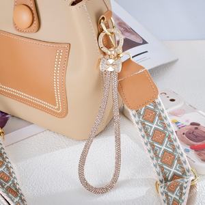 Llavero de Lujo para Coche con Cadena de Teléfono de Diamantes de Imitación Brillantes, Regalo para Chicas, Cierre de Lazo Chapado en Oro, Llavero de Muñeca de Cristal Brillante a la Moda - Product Image 2