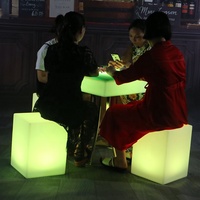 Combinaison de tabouret de table basse carrée lumineuse à LED moderne pour le salon pour le bar extérieur