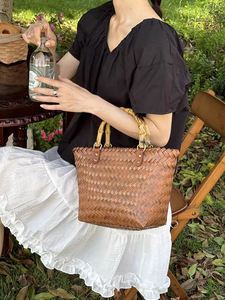 กระเป๋าถือสานมือทรงตะกร้า กระเป๋าสะพายลำลองสำหรับผู้หญิง กระเป๋าหูจับไม้ไผ่สานสไตล์วินเทจ - Product Image 4