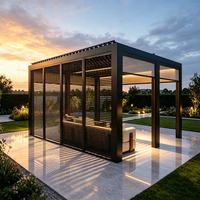 Pergola en aluminium noir avec écran de protection et éclairage LED, à lames bioclimatiques motorisées pour projets résidentiels et aménagements paysagers
