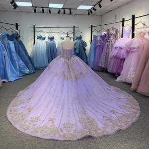 Robe de bal Quinceañera Dy6999 avec broderies dorées lavande, appliques florales baroques sur les épaules, dentelle et jupe en tulle scintillant style Watteau pour soirée - Product Image 6
