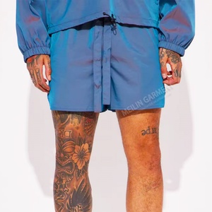 Ensemble de survêtement pour homme en nylon avec veste réfléchissante dégradée et short coupe-vent - Product Image 3