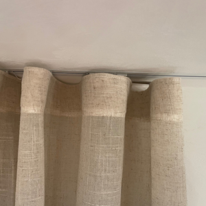 Cortinas de pliegue ondulado motorizadas con pista de cortina empotrada - Product Image 1