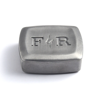 Boîte en métal de conteneur de parfum de baume solide en relief carré argenté avec logo personnalisé