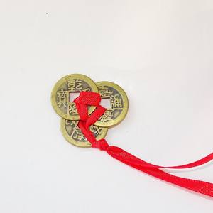 Chaîne de pièces de monnaie en cuivre de la dynastie Qing avec corde rouge pendentif trois empereurs en gros pièces de monnaie en bronze anciennes Feng Shui en gros - Product Image 4