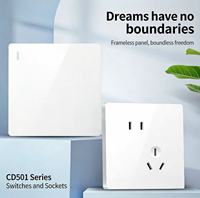 Panel de Enchufes de Pared de 3 Vías, Modelo 86 Tipo 501, Impermeable y Duradero, Color Blanco Crema, Oblicuo, 5 Orificios, Montaje Empotrado, Uso Doméstico