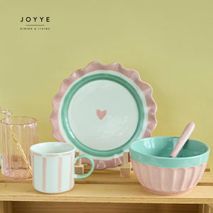 JOYYE Set di piatti a forma di cuore personalizzato dipinto a mano dolce atmosfera da ragazza matrimonio Set di stoviglie in ceramica con bordo floreale - Product Image 4