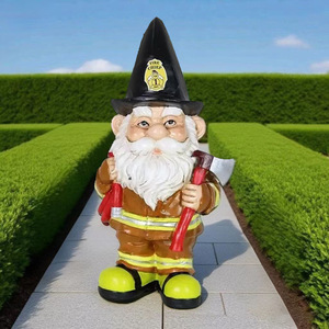 Statue de jardin en résine du gnome nain pompier Fred, avec chapeau de chef des pompiers, hache et tuyau, décoration de Noël, ornement extérieur - Product Image 3