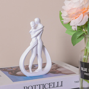Figurines créatives modernes en résine faites à la main pour mariage et anniversaire - Product Image 4