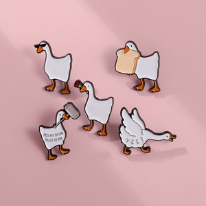 Vendita calda simpatico cartone animato oca d'anatra con occhiali da sole pane rosa martello distintivo a forma <span class=keywords><strong>di</strong></span> smalto morbido spilla - Product Image 4