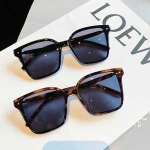 Gafas de sol Qianai para mujer, montura de PC, lentes con protección UV400, remaches de puntos, estilo cuadrado extragrande para conducir - Product Image 4