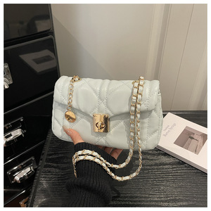Nuova Borsa a Tracolla Piccola Quadrata da Donna 2026, alla Moda e Versatile, con Tracolla a Catena Trapuntata a Rombi e Patta - Product Image 3