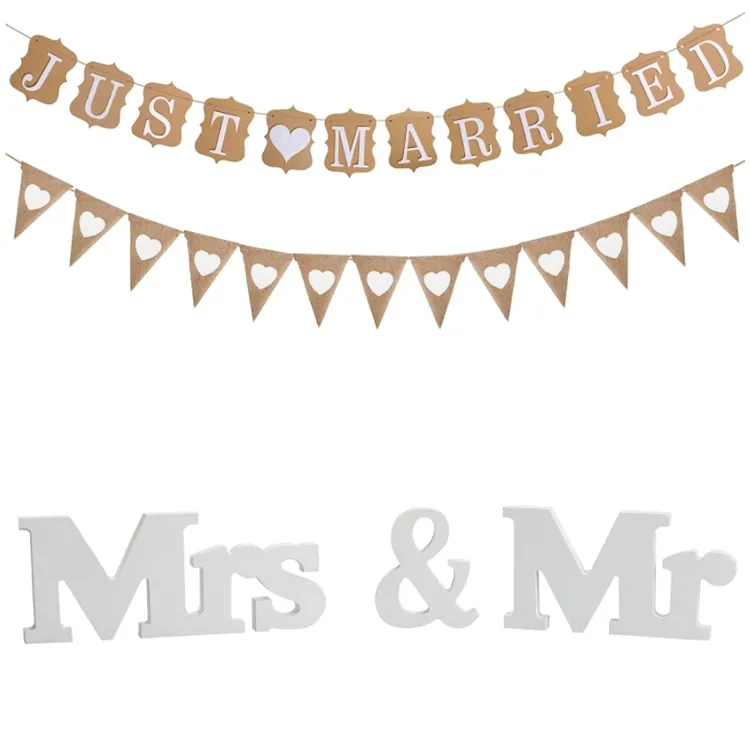 結婚したばかりのリネンバナーと木製の夫妻の手紙がセットされた結婚式の装飾シャンパンリース屋外の結婚式のパーティーの装飾