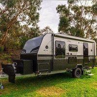 Caravane tout-terrain avec lit pliable, lit double queen et patio arrière, conforme aux normes australiennes, avec balcon arrière.