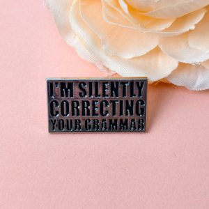 Pin para entusiastas <span class=keywords><strong>de</strong></span> la gramática: 'Estoy corrigiendo silenciosamente tu gramática' - Accesorio <span class=keywords><strong>de</strong></span> moda creativo con letras - Product Image 1