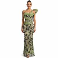 Robe de concours de beauté vert olive, style corset à bretelle unique, avec plis, ruban, motif tourbillon et broderie de cristaux, longueur ras du sol