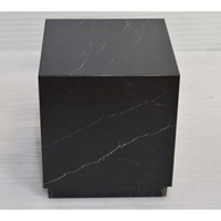 Table basse carrée moderne et contemporaine de luxe avec plateau en marbre naturel et verre, base en bois, meubles de salon