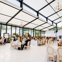 Tente d'événement extérieure à parois latérales transparentes et cadre noir, auvent imperméable pour mariages et événements